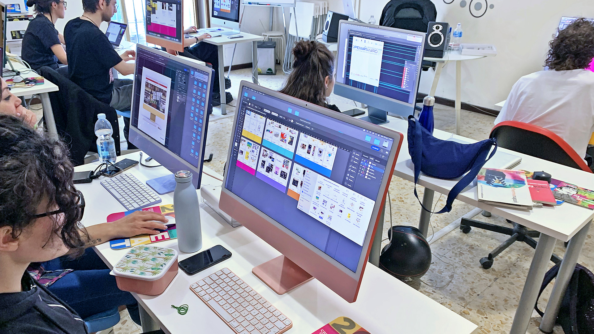 Studenti al lavoro in aula con gli iMac durante una lezione del corso professionalTop
